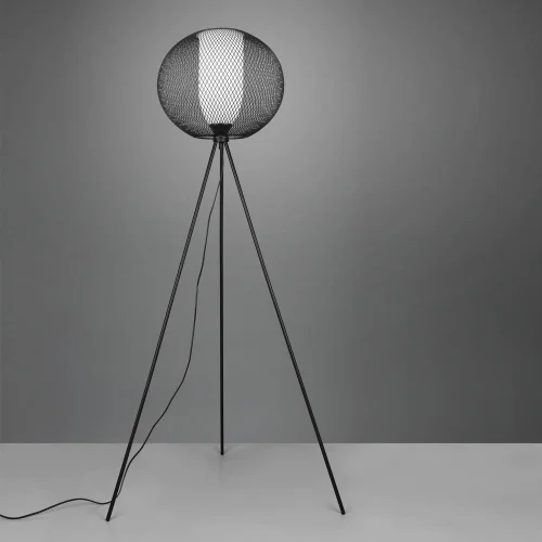 CANDEEIRO DE PISO COM GRELHA EM METAL PRETO IDRIS