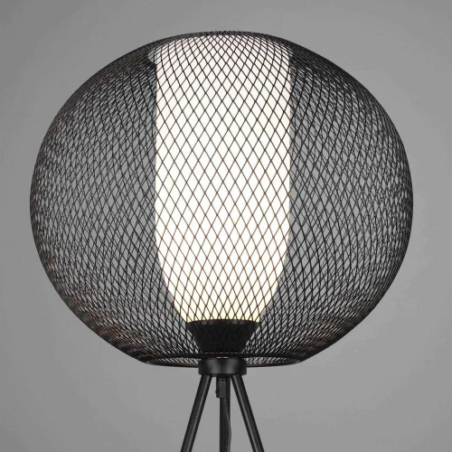 CANDEEIRO DE PISO COM GRELHA EM METAL PRETO IDRIS