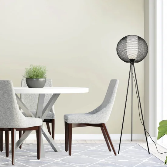 CANDEEIRO DE PISO COM GRELHA EM METAL PRETO IDRIS