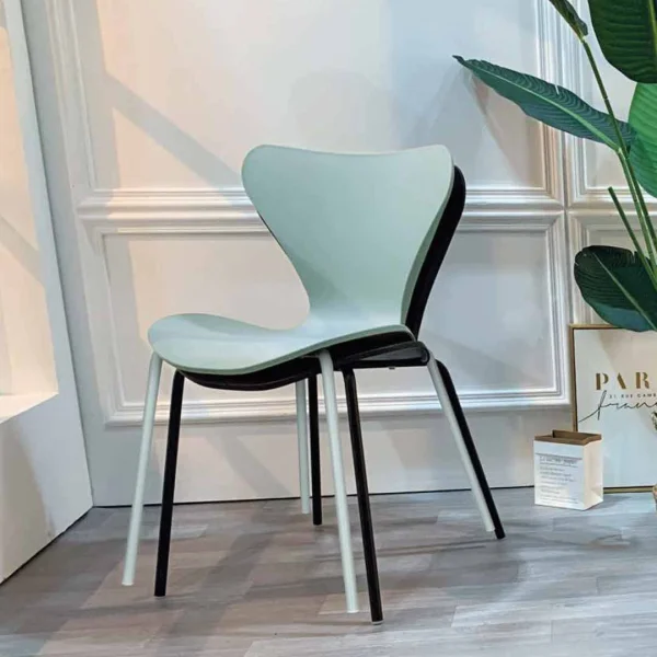 CADEIRA EMPILHÁVEL PRETA LUMINANCE