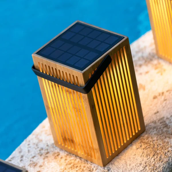 FAROL SOLAR COM BATERIA RECARREGÁVEL PORTÁTIL OKINAWA