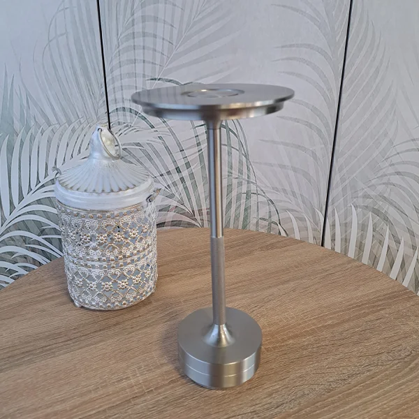 CANDEEIRO DE MESA LED RECARREGÁVEL SEM FIOS 213LM NÍQUEL IP44 ESTIVA CANDEEIRO DE MESA LED RECARREGÁVEL SEM FIOS 213LM NÍQUEL IP44 ESTIVA