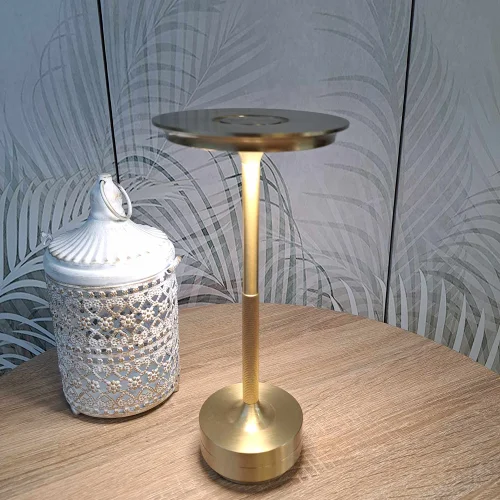 CANDEEIRO DE MESA LED RECARREGÁVEL SEM FIOS 213LM DOURADO IP44 ESTIVA CANDEEIRO DE MESA LED RECARREGÁVEL SEM FIOS 213LM DOURADO IP44 ESTIVA