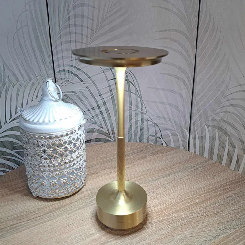 CANDEEIRO DE MESA LED RECARREGÁVEL SEM FIOS 213LM DOURADO IP44 ESTIVA CANDEEIRO DE MESA LED RECARREGÁVEL SEM FIOS 213LM DOURADO IP44 ESTIVA