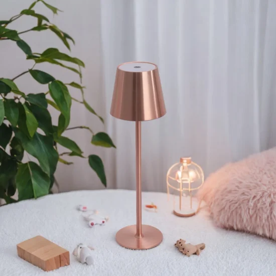 CANDEEIRO DE MESA LED RECARREGÁVEL SEM FIOS 229LM DOURADO ROSÉ IP44 SIRANA