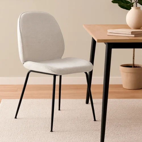 CADEIRA ASHCROFT TECIDO AREIA COM PÉS PRETOS