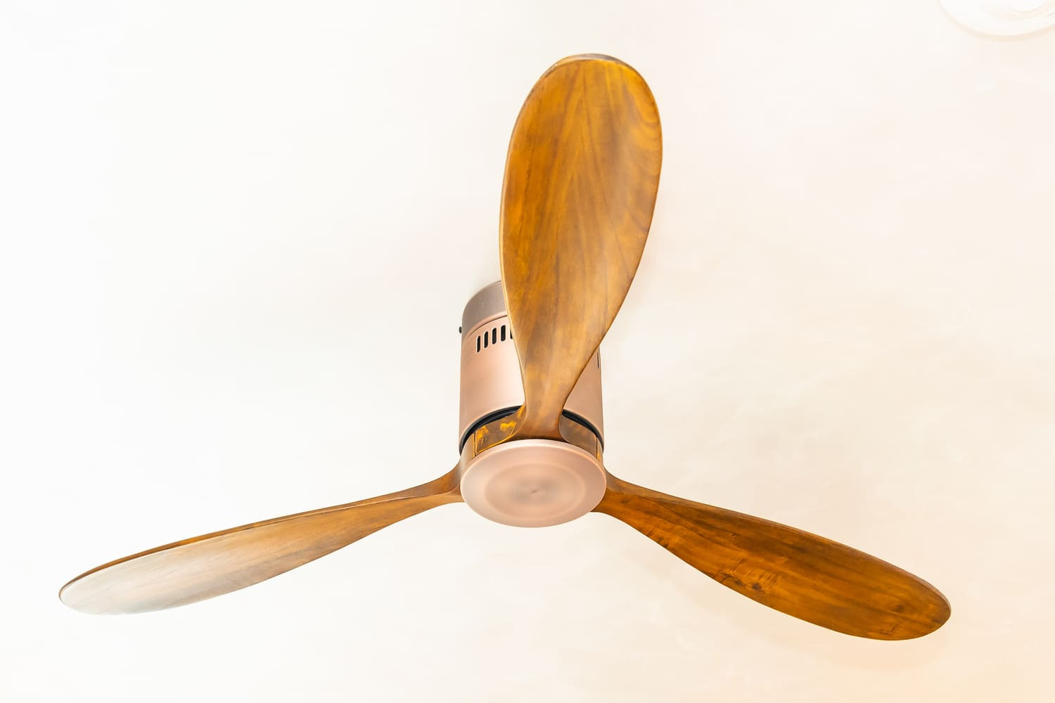 Ruido en ventiladores de techo: cómo se mide y qué decibelios son aceptables